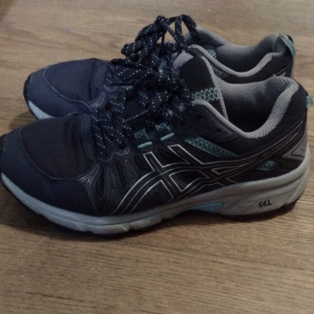 Women's 6 Asics gel-venture 7